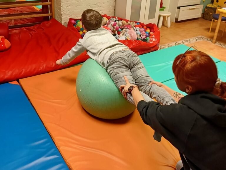 Zajęcia integracji sensorycznej w przedszkolu terapeutycznym w Komorowie