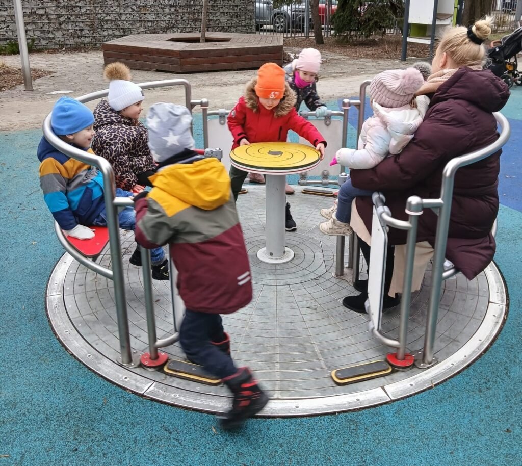 Przedszkolaki z Pruszkowa bawią się na placu zabaw