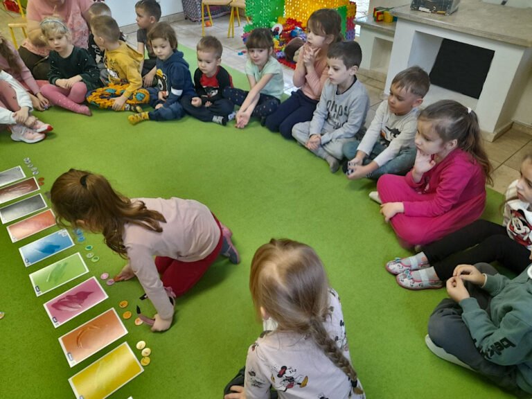 Nauczycielka z dziećmi w przedszkolu Słoneczna Kraina w Pruszkowie