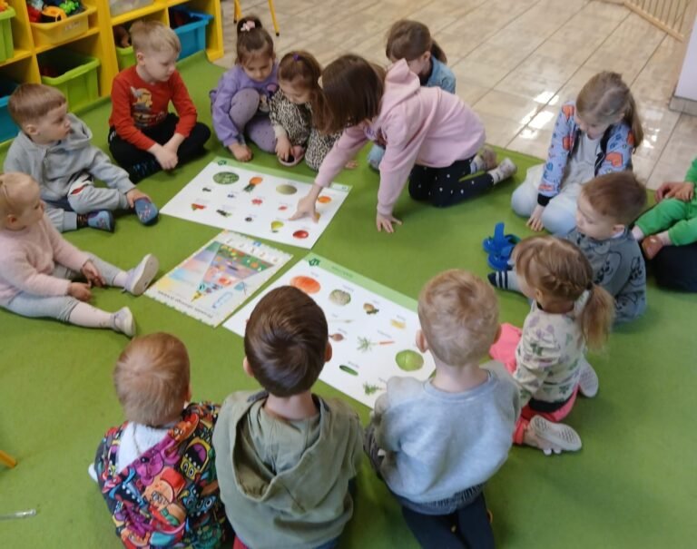 Żłobek czy przedszkole? Jak wybrać najlepszy start dla dziecka w Pruszkowie