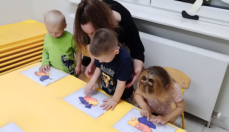 Zajęcia plastyczne w przedszkolu Słoneczna Kraina w Pruszkowie